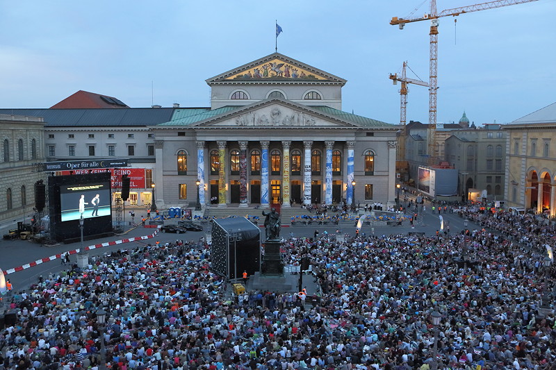 Oper fr alle 2015: Live-bertragung von Puccinis 'Manon Lescaut' auf dem Max-Joseph-Platz in Mnchen am 31.07.2015.