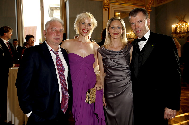 Empfang bei 'Oper fr alle' in der Bayerischen Staatsoper: Produzent Andras Hamori mit Katja Eichinger und BMW Niederlassungsleiter Mnchen Peter Mey mit Candy Pomp, 31.07.2015.