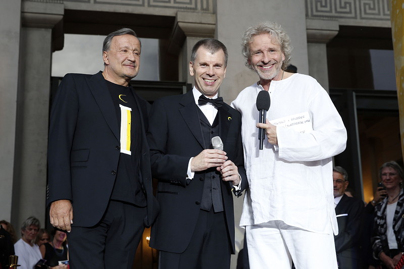 Intendant der Bayerischen Staatsoper Nikolaus Bachler, BMW Niederlassungsleiter Mnchen Peter Mey und Moderator Thomas Gottschalk beim Schlussapplaus vor der Oper, 31.07.2015.