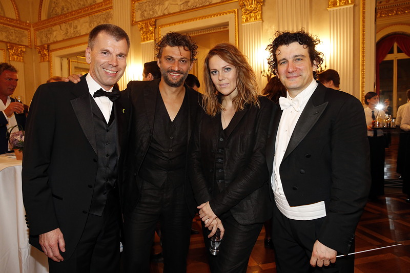 Peter Mey (BMW Niederlassungsleiter Mnchen), Jonas Kaufmann (Tenor), Kristine Opolais (Sopranistin), Alain Altinoglu (musikalische Leitung) beim 'Oper fr alle'-Empfang