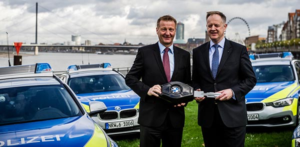 Ralf Jger, Innenminister von Nordrhein-Westfalen, nimmt die ersten zwlf BMW 318d Touring entgegen