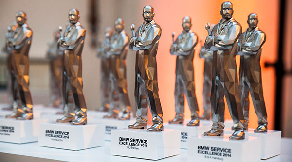 BMW zeichnet 56 BMW und MINI Handelsbetriebe in Deutschland mit dem 'Service Excellence 2014'-Award aus.