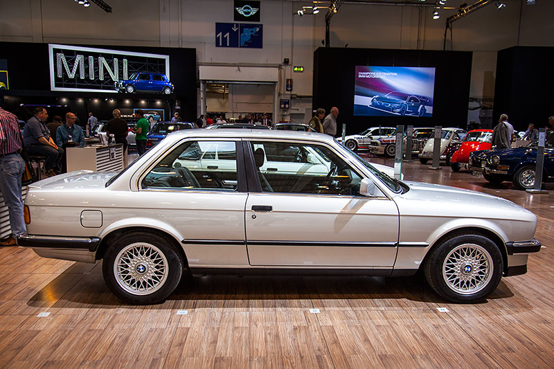 BMW 325e mit 6-Zylinder-Reihenmotor, 122 PS