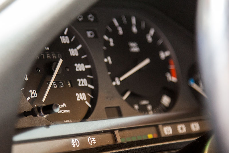 BMW 325e, Tacho-Instrumente