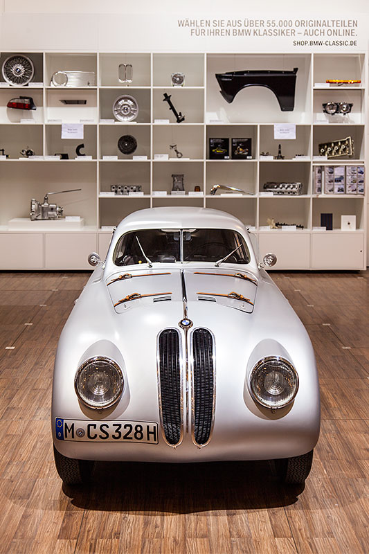 BMW 328 Touring Coup vor der BMW Classic Teilewand, Techno Classica in Essen