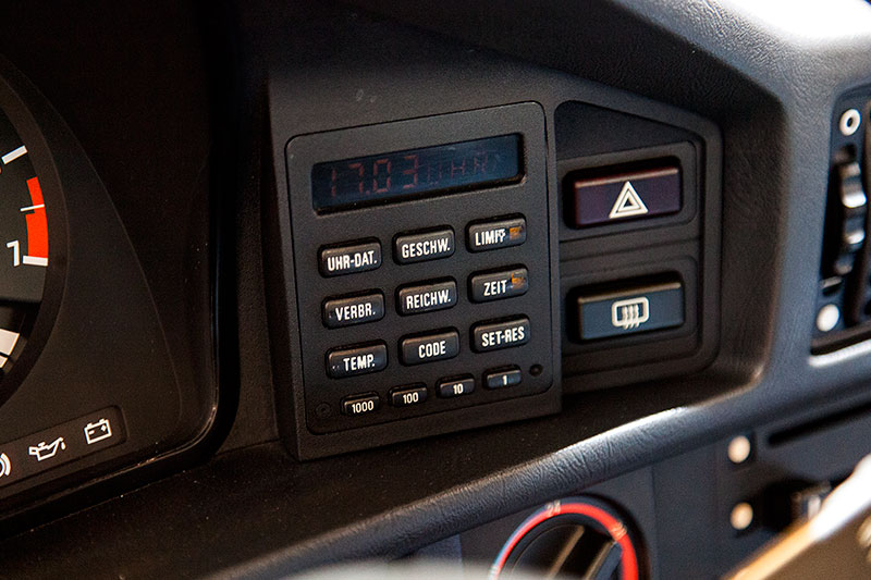 BMW 525i, Bord-Computer rechts neben dem Tachometer