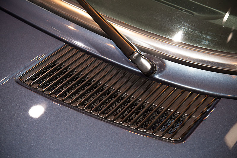 BMW 525i, Scheibenwischer und Lftungsgitter in der Motorhaube