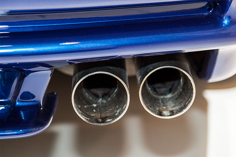 BMW 850 CSi, Doppelrohr-Auspuff-Endrohre