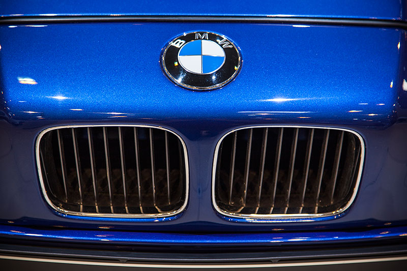 BMW 850 CSi, BMW Niere und BMW Logo auf der Motorhaube