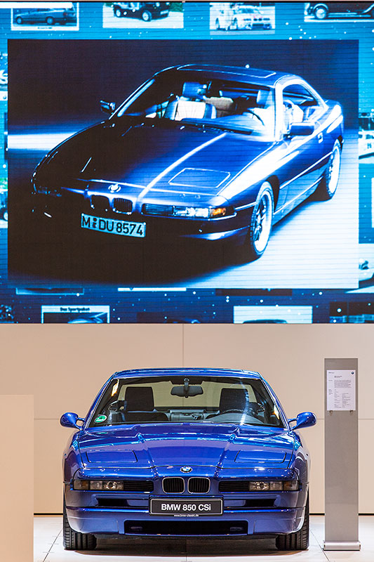 BMW 850 CSi vor grosser Bildschirmwand