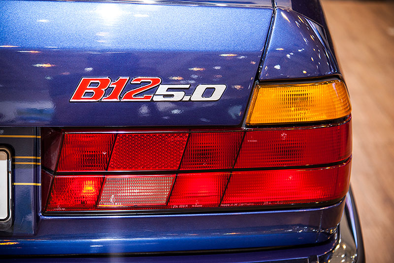 BMW Alpina B12, Typschild auf der Heckklappe