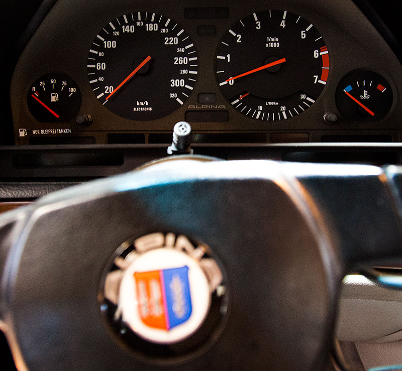 BMW Alpina B12, Tacho-Instrumente