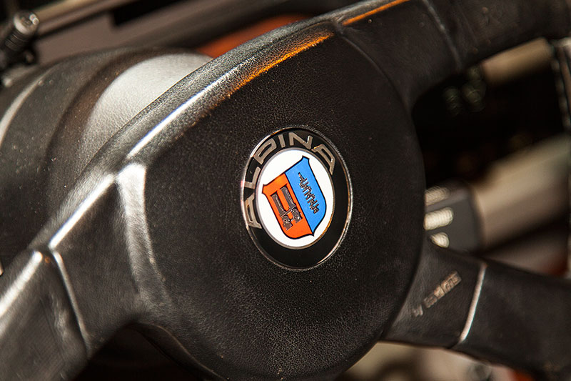 BMW Alpina B12, Alpina-Lenkrad mit Alpina Logo in der Narbe
