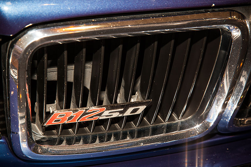 BMW Alpina B12, B12 Typschild in der BMW Niere