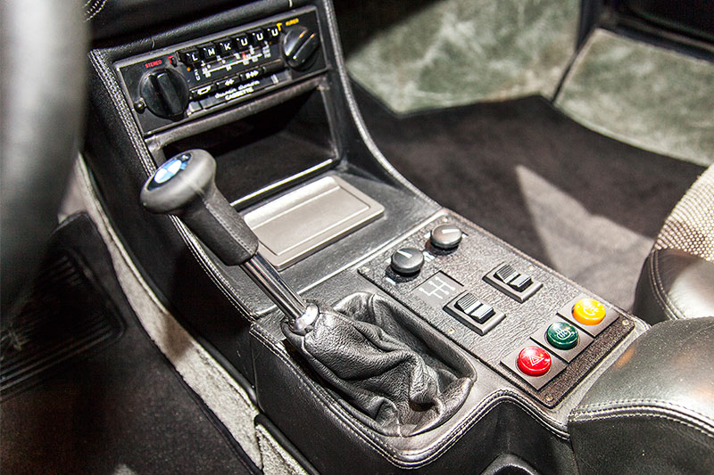 BMW M1, Mittelkonsole