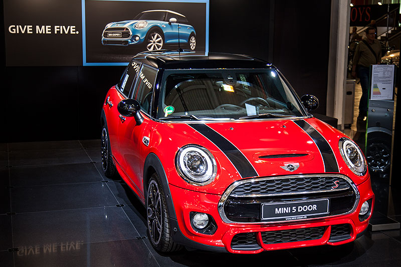 MINI Cooper S, 5-T�rer, Modell F55, ausgestellt auf der Techno Classica 2015