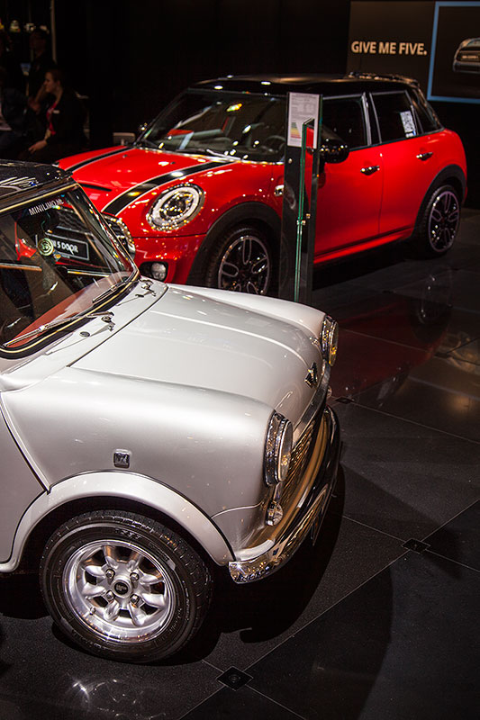 Minilimo / Austin Mini 4-door salon vor einem aktuellen MINI