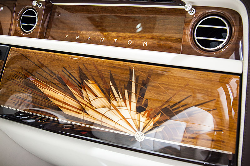 Rolls-Royce Phantom Series II, Intarsien im Edelholz vorne