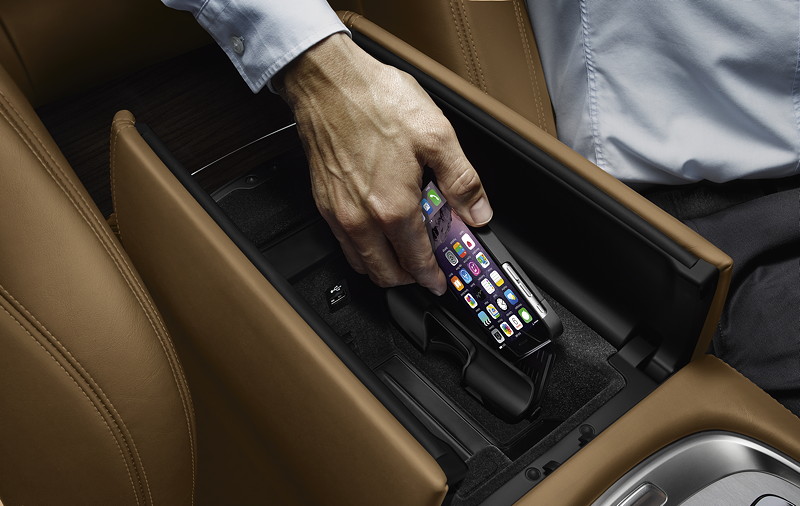 BMW 7er Limousine Langversion, Wireless Charging Adapter mit iPhone