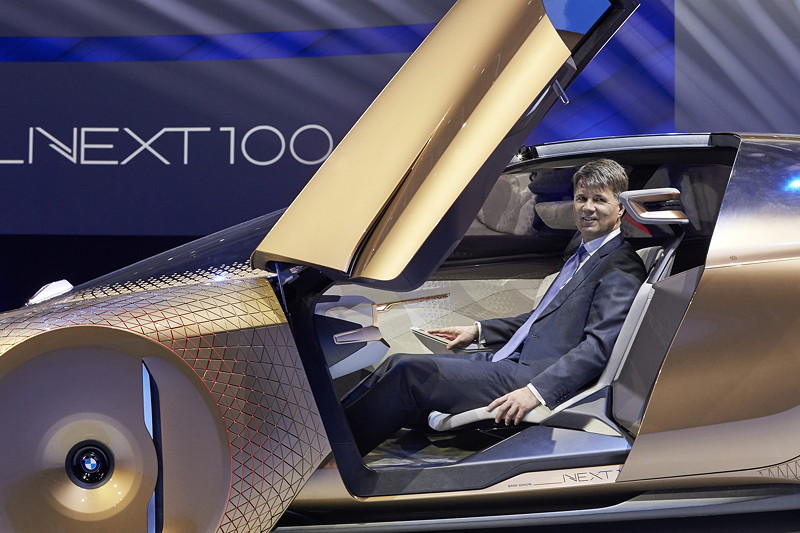 Harald Krger, Vorsitzender des Vorstands der BMW AG, und das BMW VISION NEXT 100.