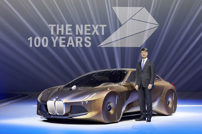 Harald Krüger, Vorsitzender des Vorstands der BMW AG, und das BMW VISION NEXT 100.