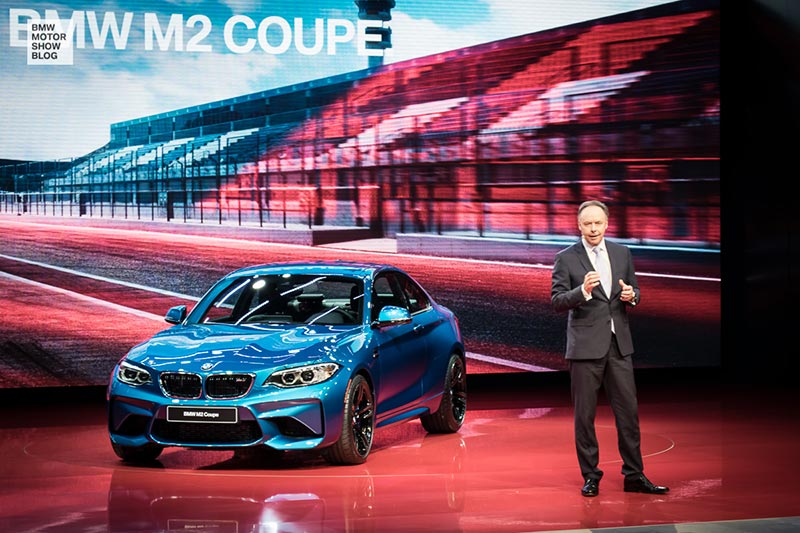 Ian Robertson prsentiert das neue BMW M2 Coup als Weltpremiere in Detroit