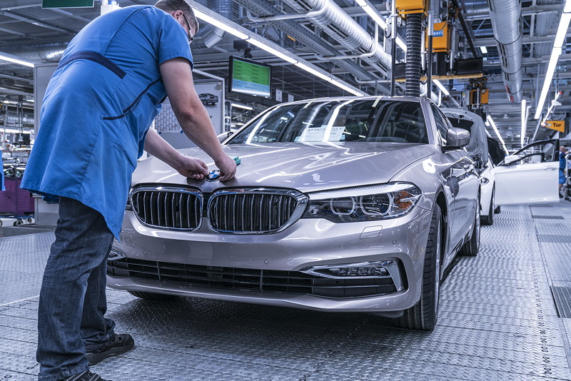 BMW Group Werk Dingolfing; Technologie Montage; Anbringen BMW Logo