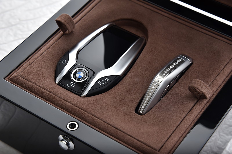 BMW 750Li xDrive Solitaire und Master Class Edition, Schlsselkasten mit Display-Key und mit Diamanten besetzten Funkschlssel