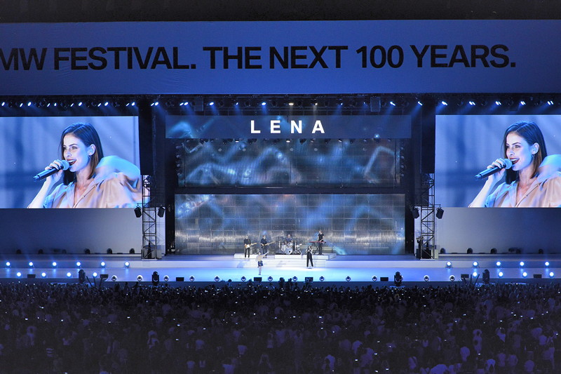  2010 - 2016: Die jngsten Jahre und der 100. Geburtstag: Bhne frei fr den Zeitgeist. Lena feiert bei ihrem unvergesslichen Auftritt das Hier und Jetzt.