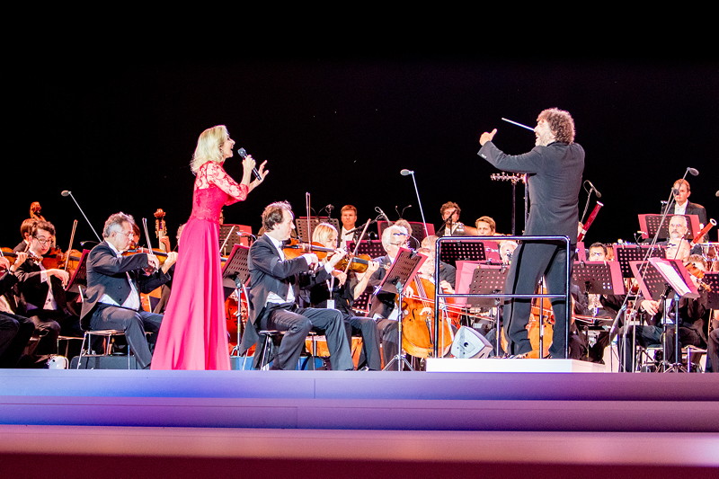 1916 - 1930: Die Geburtsstunde von BMW und die Goldenen Zwanziger: Mit einem Paukenschlag durch die M�nchner Philharmoniker begleitet von der weltbekannten Sopranistin Eva Lind startet eine lebendige Epoche zwischen Klassik und Moderne.