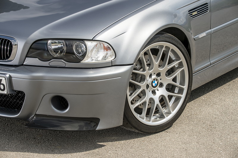 BMW M3 CSL, auf M Leichtmetallfelgen 'Sport' in 19 Zoll auf Michelin Sportreifen 'Sport Cup', mit runder ffnung in der Front als Luftzufuhr fr Airbox