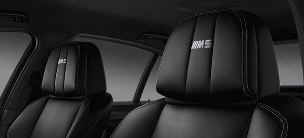 Der BMW M5 Competition Edition mit M5 Logo in dern Kopfstützen