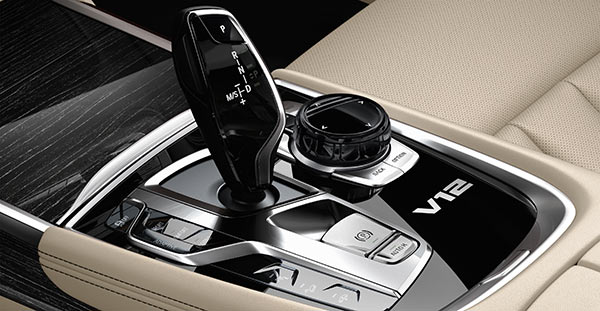 BMW M760Li xDrive, Automatik-W�hlhebel, iDrive Touch Controller, V12-Schriftzug