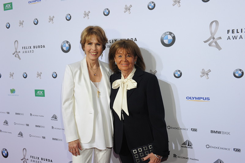 Dr. Christa Maar (Gesch�ftsf�hrender Vorstand Felix Burda Stiftung) mit Charlotte Knobloch beim FELIX BURDA AWARD 2016 in der BMW Welt in M�nchen am 17.04.2016.