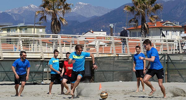 Timo Glock, Antonio Felix da Costa (PT), Augusto Farfus (BR), Marco Wittmann und Tom Blomqvist (GB) beim Beach-Fußball