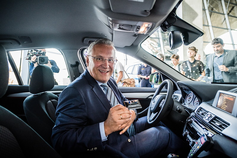 Erste BMW Einsatzfahrzeuge in neuem, blauem Streifendesign an den bayerischen Innenminister Joachim Herrmann und die Bayerische Polizei in der BMW Welt übergeben. 