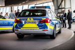 Erste BMW Einsatzfahrzeuge in neuem, blauem Streifendesign an den bayerischen Innenminister Joachim Herrmann und die Bayerische Polizei in der BMW Welt bergeben.