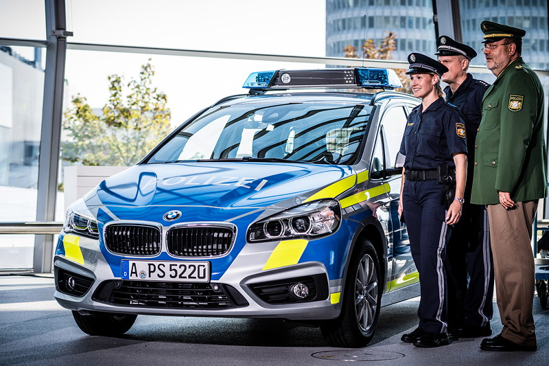Erste BMW Einsatzfahrzeuge in neuem, blauem Streifendesign an den bayerischen Innenminister Joachim Herrmann und die Bayerische Polizei in der BMW Welt bergeben.