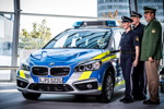 Erste BMW Einsatzfahrzeuge in neuem, blauem Streifendesign an den bayerischen Innenminister Joachim Herrmann und die Bayerische Polizei in der BMW Welt übergeben.