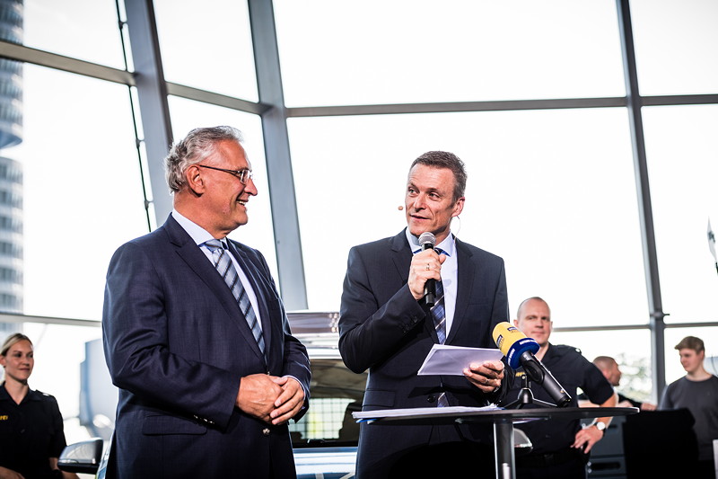 V.l.n.r.: Joachim Herrmann, Bayerischer Innenminister, und Peter van Binsbergen, Leiter Vertrieb BMW Deutschland.
