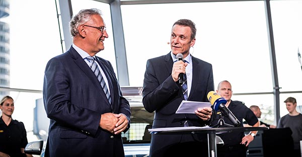 V.l.n.r.: Joachim Herrmann, Bayerischer Innenminister, und Peter van Binsbergen, Leiter Vertrieb BMW Deutschland.