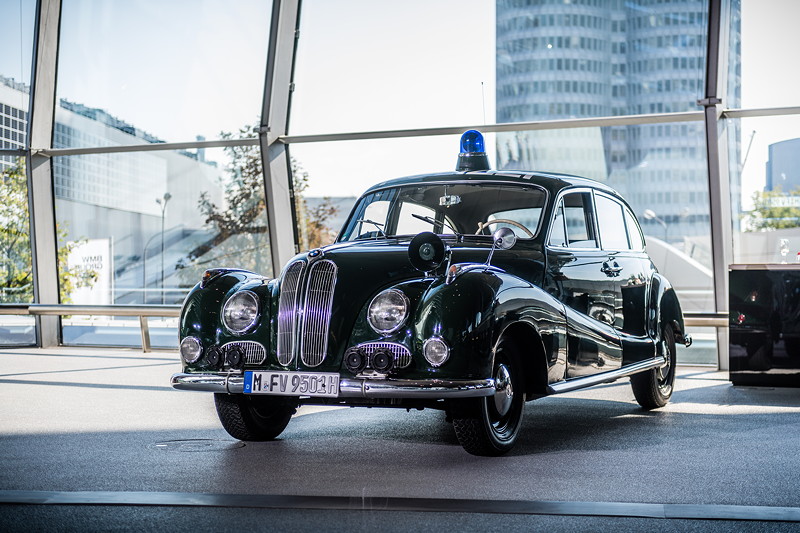 Erste BMW Einsatzfahrzeuge in neuem, blauem Streifendesign an den Alter BMW 501, aus als 'Barockengel' bekannt, als Polizeiwagen in der BMW Welt.