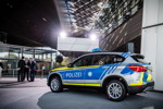 Erste BMW Einsatzfahrzeuge in neuem, blauem Streifendesign an den bayerischen Innenminister Joachim Herrmann und die Bayerische Polizei in der BMW Welt Übergeben.