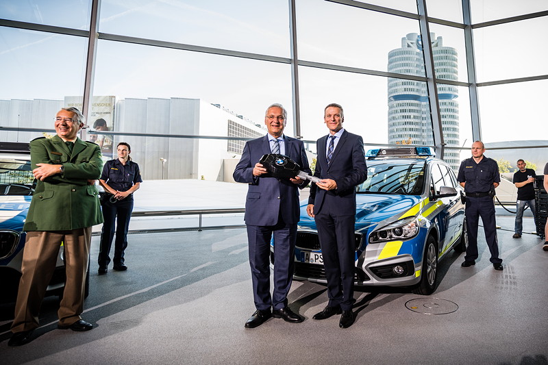 Übergabe der ersten BMW Einsatzfahrzeuge im neuen blauen Streifendesign an die bayerische Polizei.