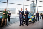 Übergabe der ersten BMW Einsatzfahrzeuge im neuen blauen Streifendesign an die bayerische Polizei.