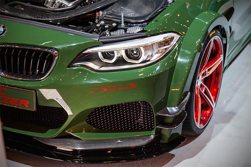 Kotfl�gelverbreiterungen vorne mit Luftauslass- �ffnungen am Radhaus und je drei Luftleit-Wings,- Verbreiterung 140 mm (je 70 mm rechts und links)