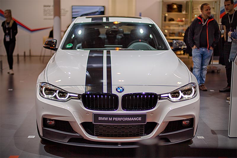 BMW 330d xDrive mit 6-Zylinder-Dieselmotor, mit Power Kit (1.255 Euro)