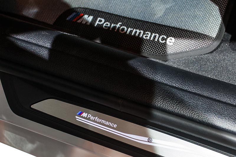 BMW 330d xDrive mit BMW M Performance Schriftzug in der Einstiegsleiste, Fu�matten (149,50 Euro)