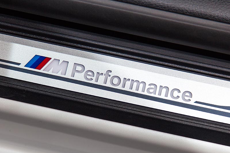 BMW M240i Cabrio (F23) mit M Performance Schriftzug in der Einstiegsleiste