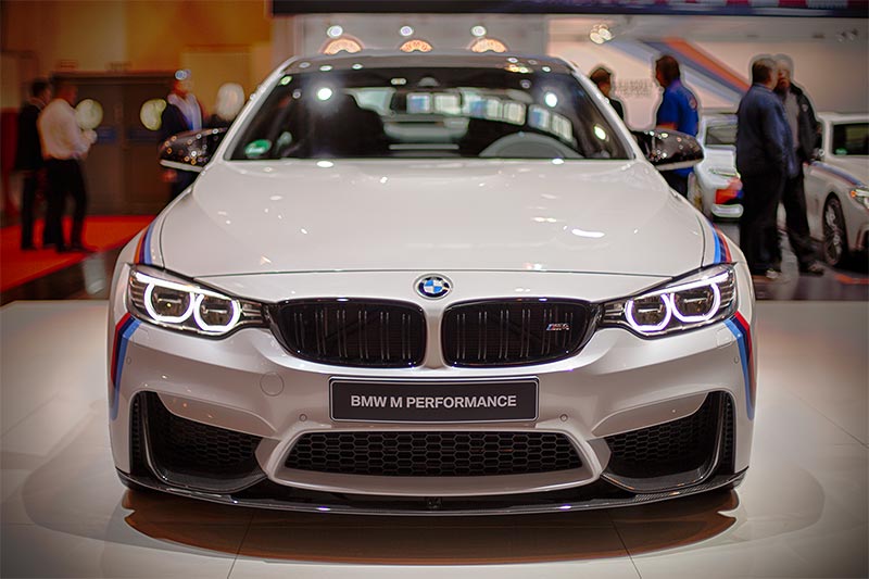 BMW M4 mit BMW M Performance Frontaufsatz (1.240 Euro) und Frontziergitter schwarz (270 Euro)
